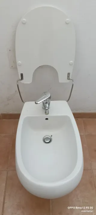 Bidét con grifo y tapa.hay Dos unidades el precio