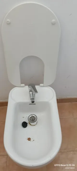 Bidét con grifo y tapa.hay Dos unidades el precio