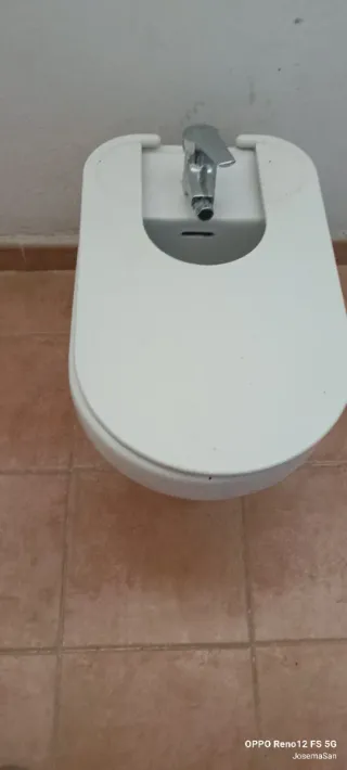 Bidét con grifo y tapa.hay Dos unidades el precio