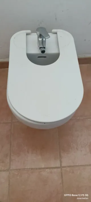 Bidét con grifo y tapa.hay Dos unidades el precio