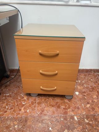 Cajonera de madera con superficie de cristal