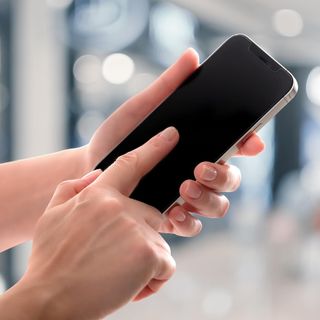 Amazon Basics - 2 Protectores Cristal Templado Iphone 13 / 13PRO