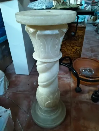Pedestal de mármol antiguo