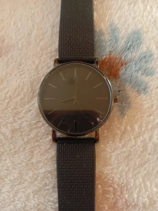 Reloj gris sin marca