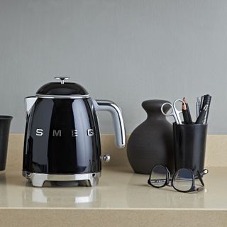Hervidor Smeg Negro Mini KLF05BLEU