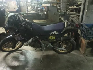 Aprilia Pegaso 125 Negra y Dorada