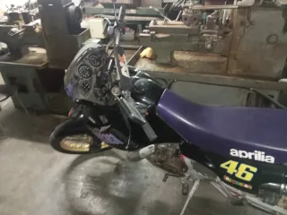 Aprilia Pegaso 125 Negra y Dorada