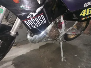 Aprilia Pegaso 125 Negra y Dorada