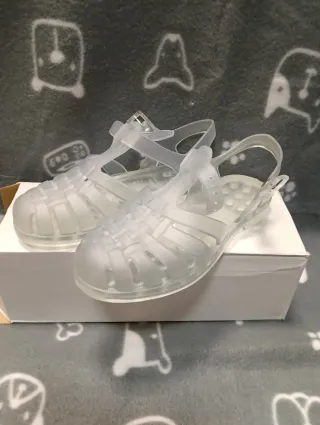 Sandalias transparentes de goma
