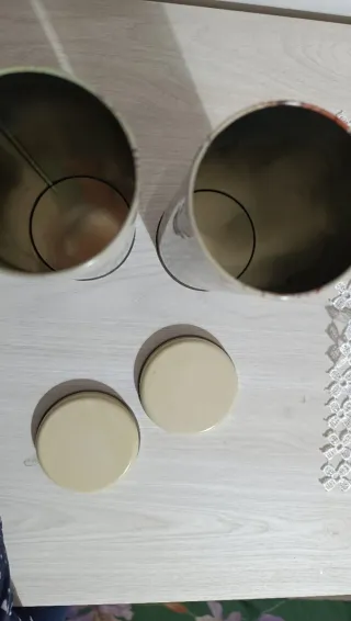 Barattoli in latta con stampe monumenti