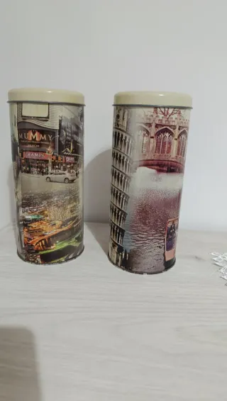 Barattoli in latta con stampe monumenti