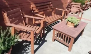 Mesa, banco y sillones de jardín