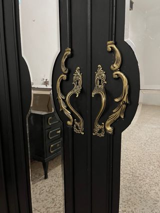 Armario negro con detalles dorados