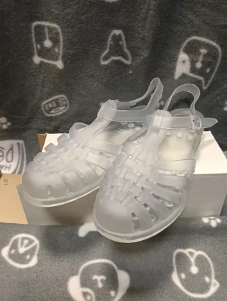 Sandalias de goma transparentes