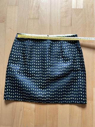 Falda negra con fondo amarillo