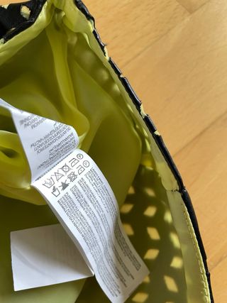 Falda negra con fondo amarillo