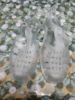 Sandalias de goma transparentes