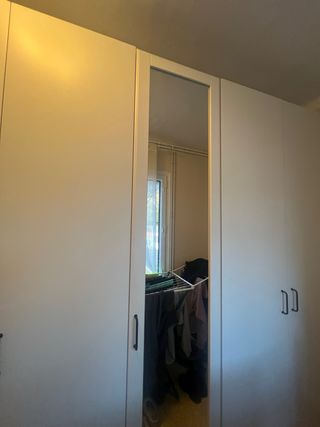 Armario blanco con puertas de cristal