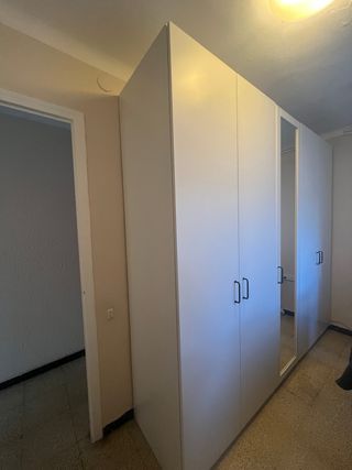 Armario blanco con puertas de cristal