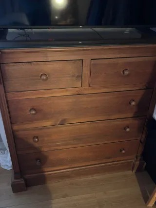 Cabecero, cómoda y mesillas.