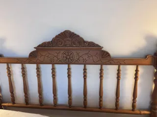 Cabecero, cómoda y mesillas.