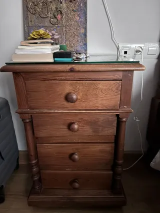 Cabecero, cómoda y mesillas.