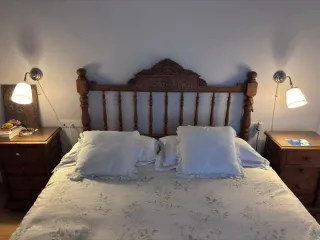 Cabecero, cómoda y mesillas.