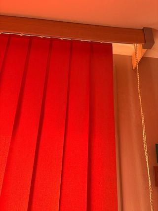 Tende verticali arancioni e rosse