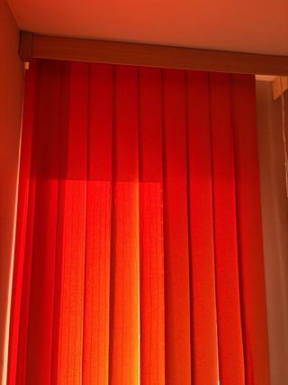 Tende verticali arancioni e rosse