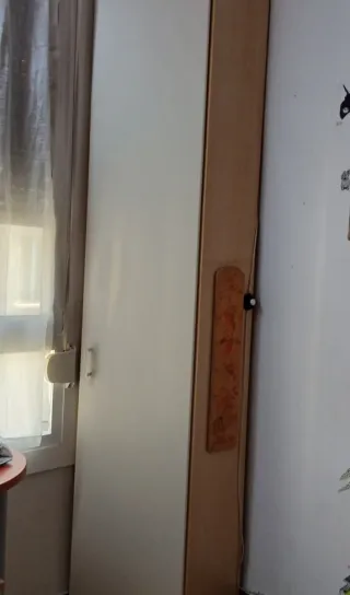 Habitación juvenil con armarios altos.