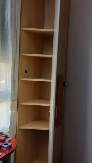 Habitación juvenil con armarios altos.