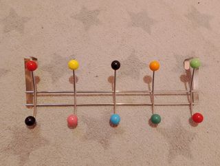 Perchero de puerta con bolas de colores