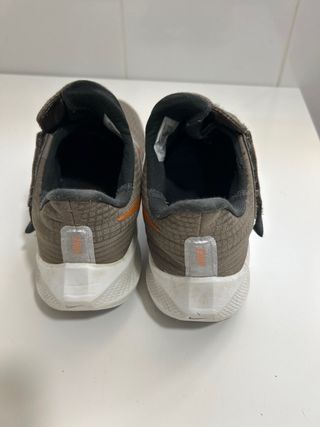 Zapatillas Nike Flyease Marrones Naranja