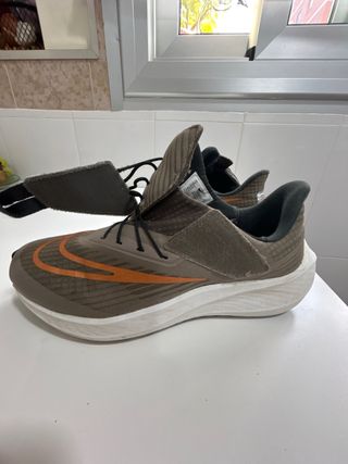 Zapatillas Nike Flyease Marrones Naranja