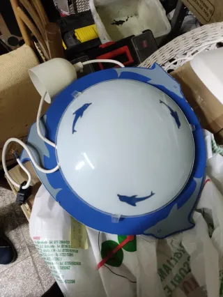 Lampadario sospeso con delfini