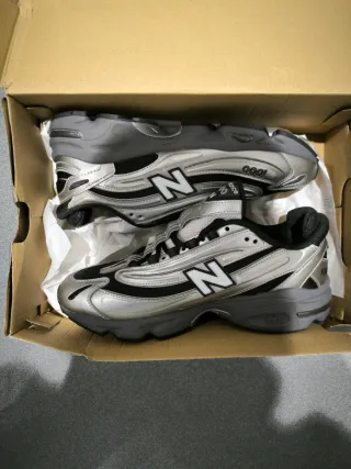 Zapatillas New Balance 1000 Plata y Negro