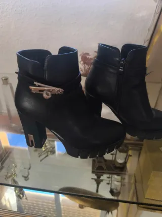 Botines polipiel negros talla 38
