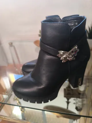 Botines polipiel negros talla 38