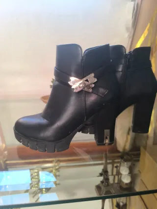 Botines polipiel negros talla 38