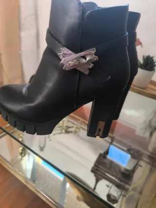 Botines polipiel negros talla 38