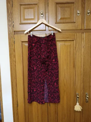 Falda larga estampada roja y negra