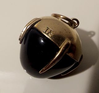 Colgante oro amarillo 18K con ónix negro y 2 sello