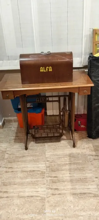 Máquina de coser antigua Alfa a pedal