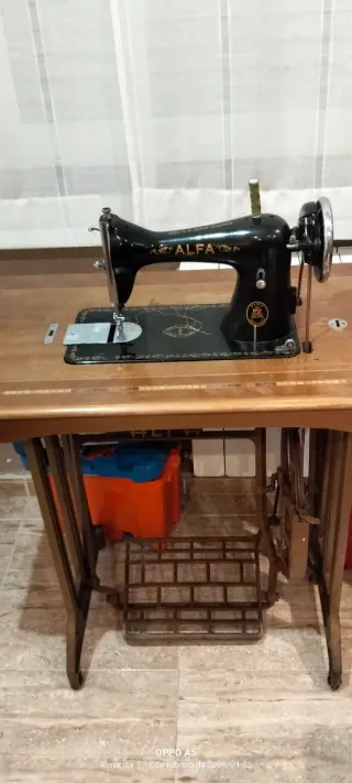 Máquina de coser antigua Alfa a pedal