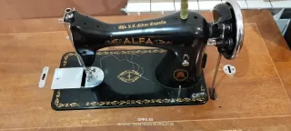 Máquina de coser antigua Alfa a pedal