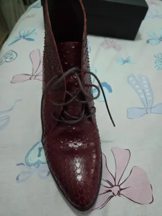 Botín Piel Serpiente Paco Rodríguez burdeos