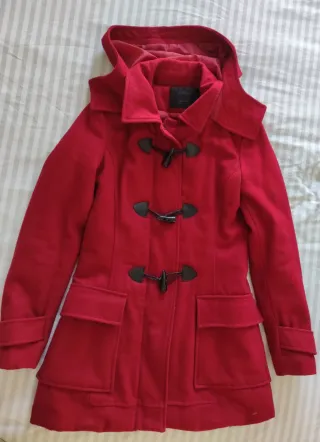 Abrigo de mujer granate de paño con capucha