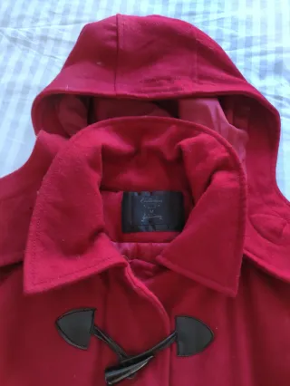 Abrigo de mujer granate de paño con capucha