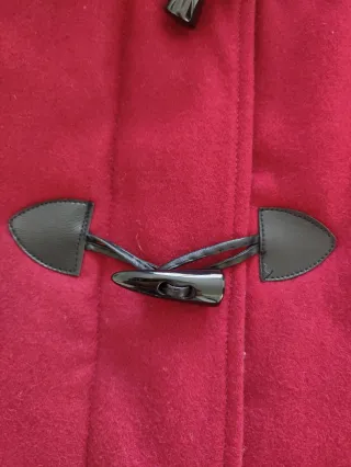 Abrigo de mujer granate de paño con capucha