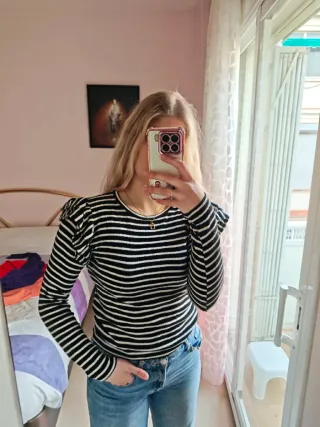 Camiseta Zara volantes hombros rayas